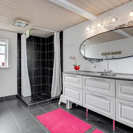 4 Bedroom Lovely In Casa de Férias *